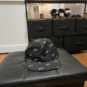 Unstructured black cap